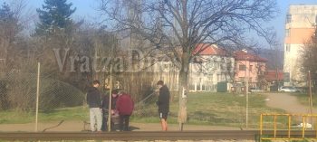 Куриоз! Даже и пенсионери прескачат оградите край жп линията във Враца