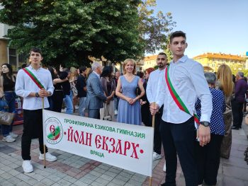 Парад на красотата! Дефилето на абитуриентите от ЕГ „Йоан Екзарх“ предизвика бурни овации /СНИМКИ и ВИДЕО/