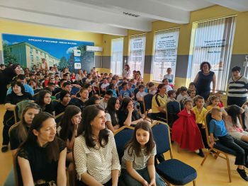 Ученици и малчугани дадоха старт на съвместна инициатива в СУ „Иван Вазов“ в Мездра /СНИМКИ и ВИДЕО/