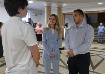 Ученици от гимназията по каменообработване представиха свои скулптури в МОН