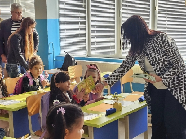 Валя Берчева дари книги на първокласници