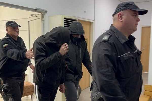 Вижте двамата врачани, залели с киселина гадателката Тони 