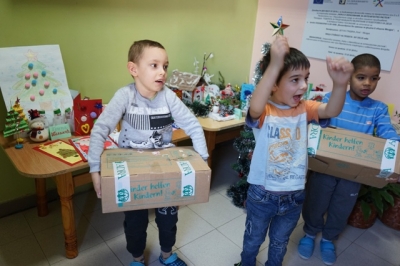 Над 300 деца в риск получиха коледни подаръци 