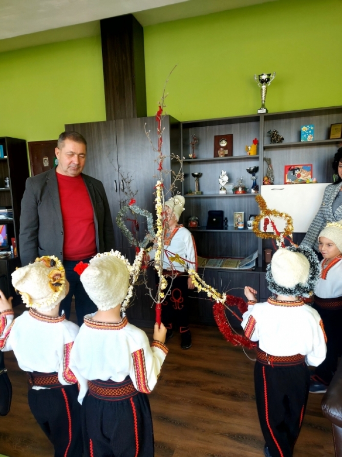Кмет посрещна малки коледари