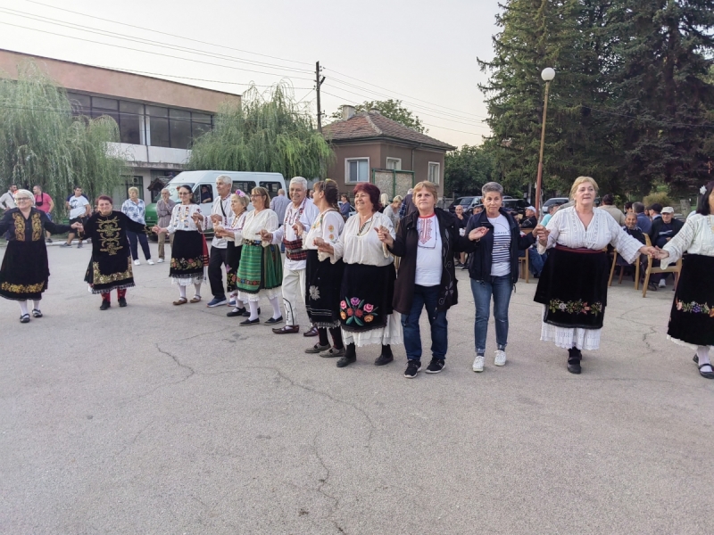Кулинарен фестивал показа ястия от златните ръце на баба