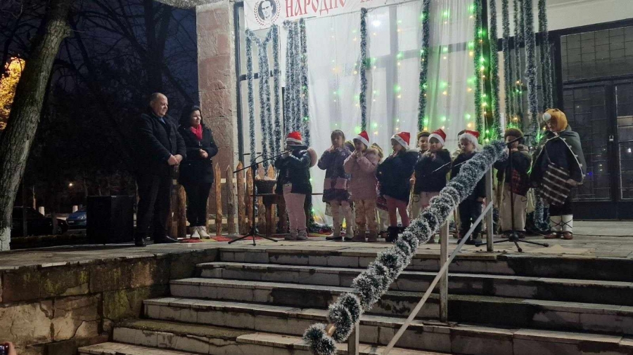 Запалиха светлините на коледната елха в село Хърлец