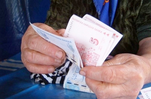 Ало измамници изпързаляха пенсионерка с 8 000 лева