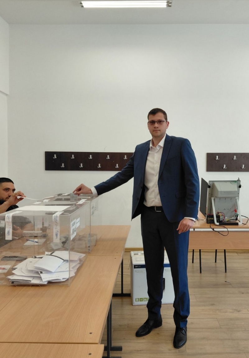 ��� 100 % ��������� � �������: ����� ����� 42%, ���� �� ����� � 17.67 %, � ��� ����� � 10.39 %