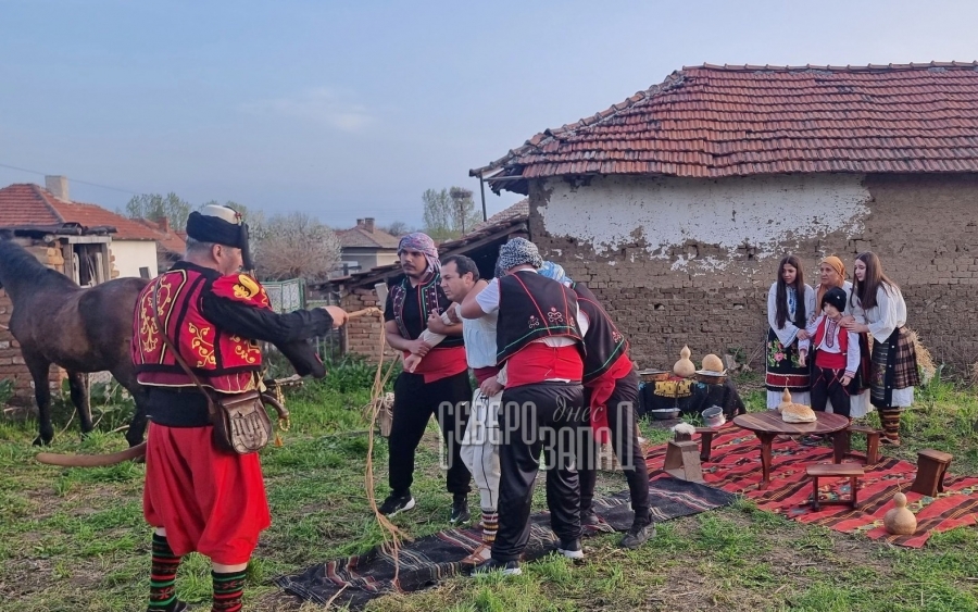 С възстановка и факелно шествие Медковец почете Иван Кулин /СНИМКИ/