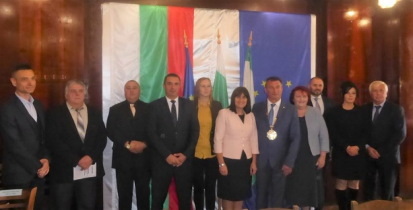 Обща снимка запечати тържествения момент
