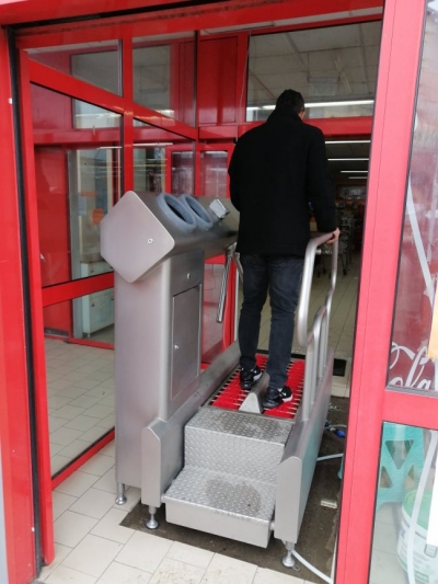 Убиец на зарази посреща клиентите на голям хипермаркет