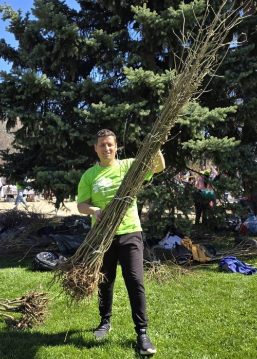 Община Мездра получи дарение от 1 000 фиданки