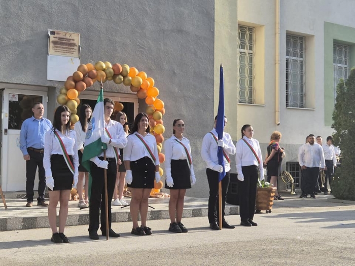 Стотици ученици посрещна белослатинско училище