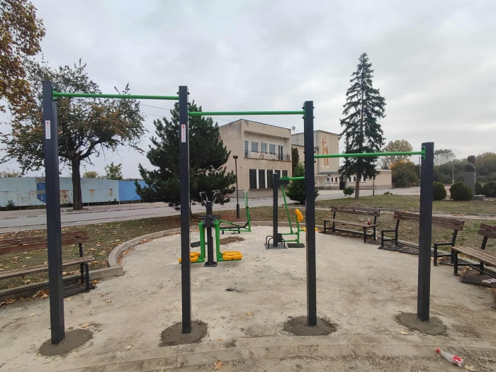 Монтираха фитнес в парка на Якимово