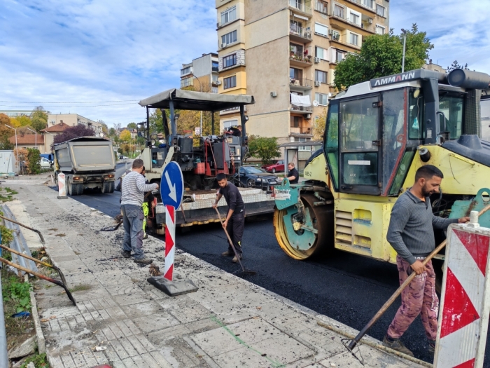 Продължават ремонтите на улици в Мездра