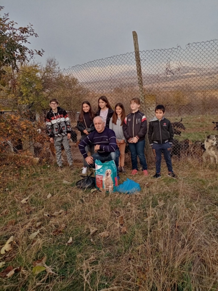 Деца дариха храна на приют за бездомни кучета