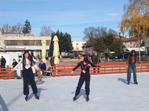 За първи път: Ледена пързалка забавлява децата на Мездра