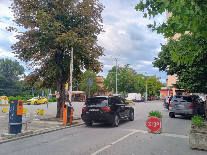 Платеното паркиране в Мездра минава в евро