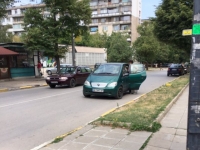 Безумно! Жена паркира „Мерцедес” до осевата линия, две коли се удариха