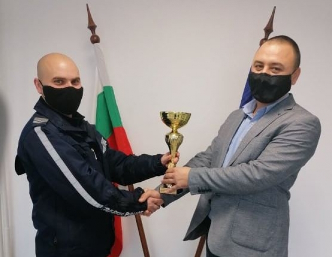 Младши инспектор Момчил Тошков получи присъдения му приз „Полицай на годината 2020 г.“