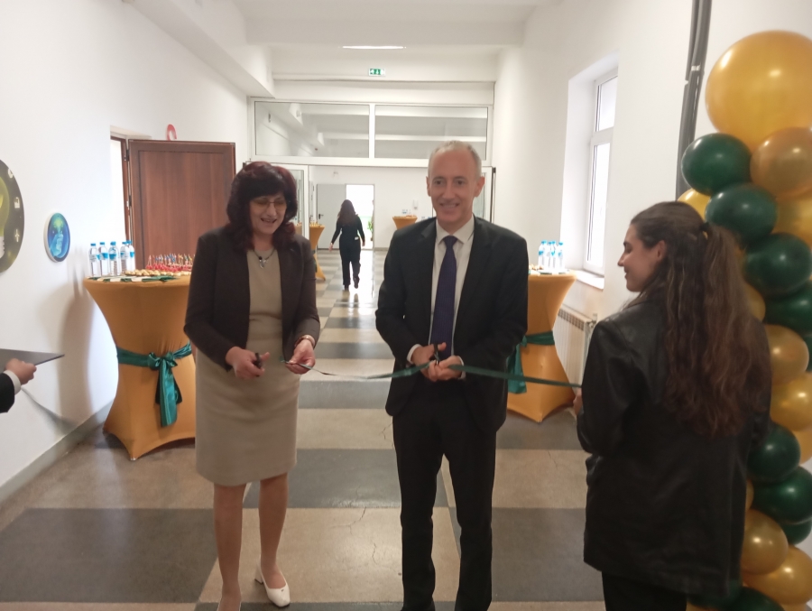 Министър откри модерен STEM център в 110-годишна гимназия в Монтана