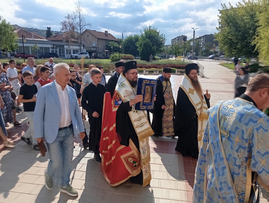 Монтанчани се прекланят пред Чудотворна Хавайска икона на Богородица