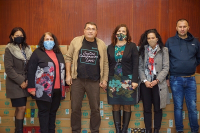 Хуманитарна организация дари пакети на 160 нуждаещи се деца