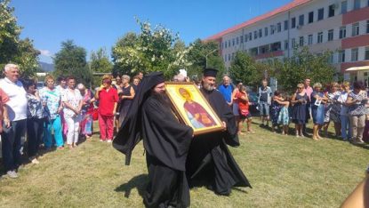 Чудодейната икона на светеца лечител пристигна чак от Атон.
