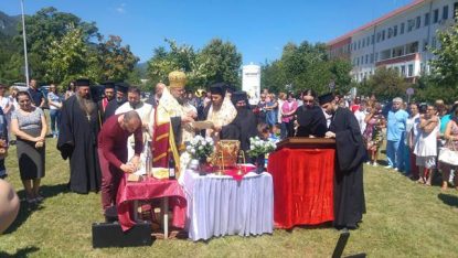 Красен Кръстев и Петя Долапчиева подписаха документите за храма.