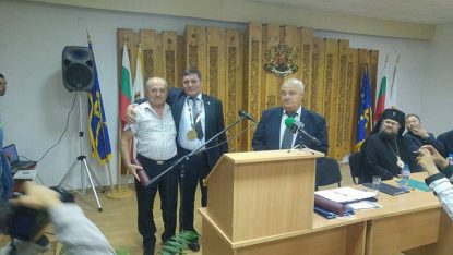 Данчев награждава кметът на Краводер.