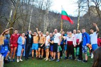 25 смелчаци скачаха за кръста във Враца
