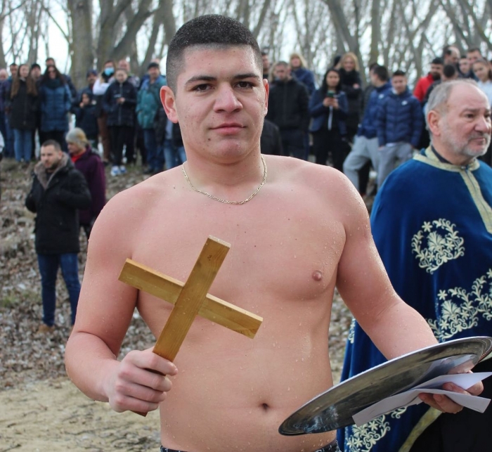 16-годишен извади кръста от водите на Дунав