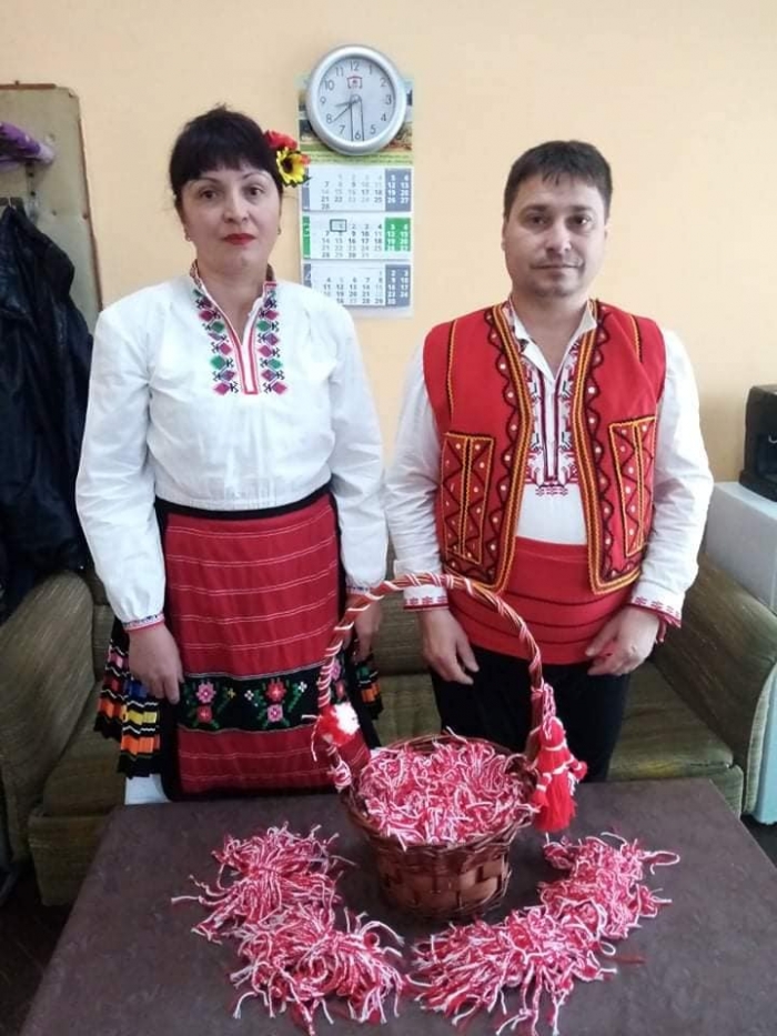 Читалищни дейци закичиха десетки с мартеници