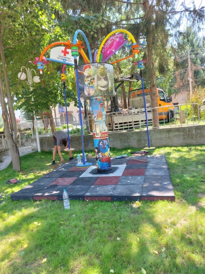 Въртележка с кауза монтират в Зверино