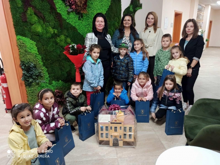 Деца изработиха макет на сградата на Община Козлодуй