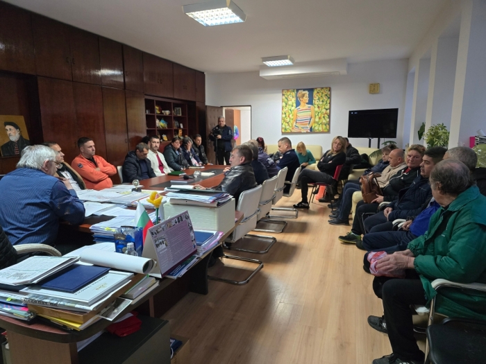 Кмет и граждани търсят решение на наболял проблем