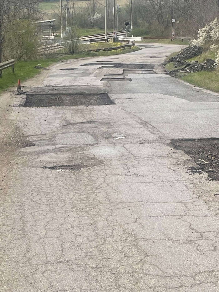 Чудо! Ремонтират разбир от години път