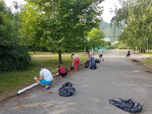 Активни врачани освежиха парка до стадиона