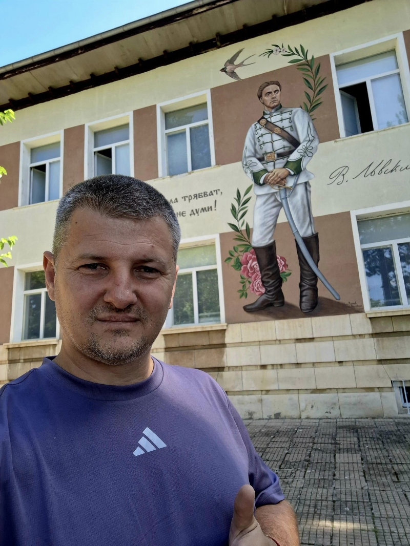 Уникално! Ликът на Левски краси фасадата на училище в Мездра