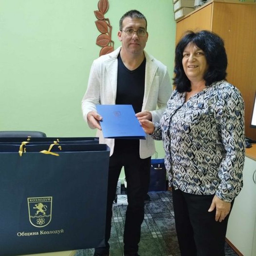 В Козлодуй връчиха поздравителни адреси и подаръци на всички учители