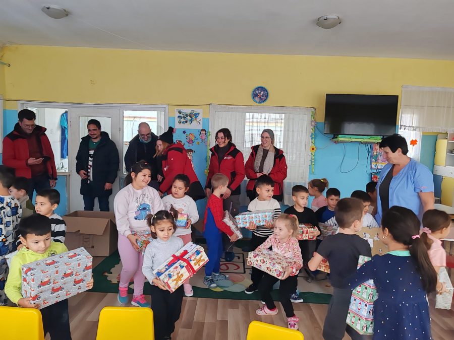 Коледни усмивки подариха на децата на Мизия