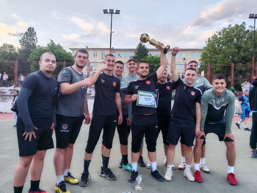 “Лъвчетата” са новите шампиони от общинския турнир по футбол в Мездра