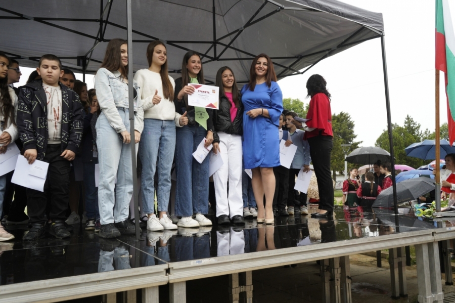 Наградиха изявени ученици, групи, състави, отбори и заслужили учители в Мездра