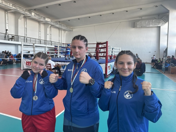 Състезателки от “Златните момчета” се окичиха с медали