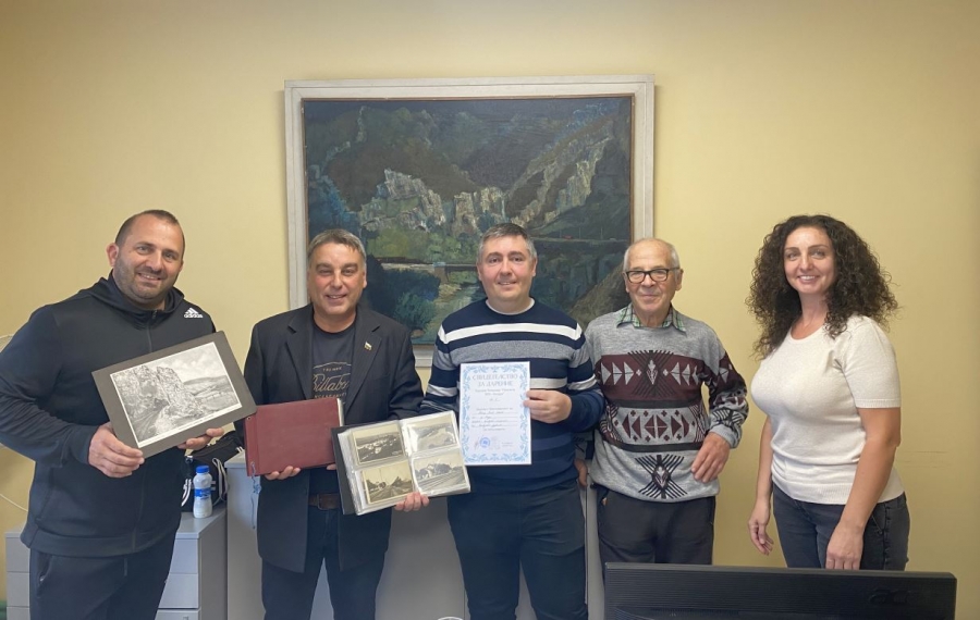 В навечерието на своя вековен юбилей читалището в Мездра получи ценно дарение