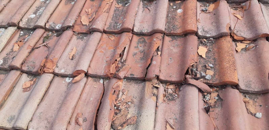 Пред падане е покривът на читалището в Чирен