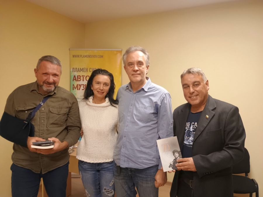 Поетът с китара Пламен Сивов намери сродни души в Мездра