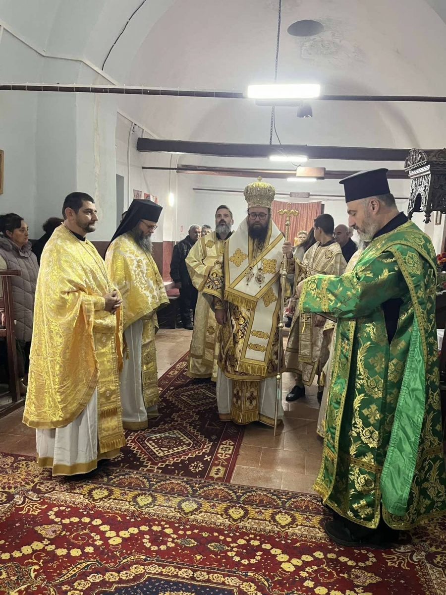 Десетки миряни се събраха на литургия в храма в Студено буче
