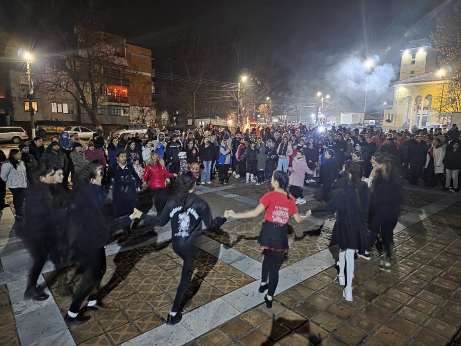 Запалиха светлините на коледната елха в Гложене