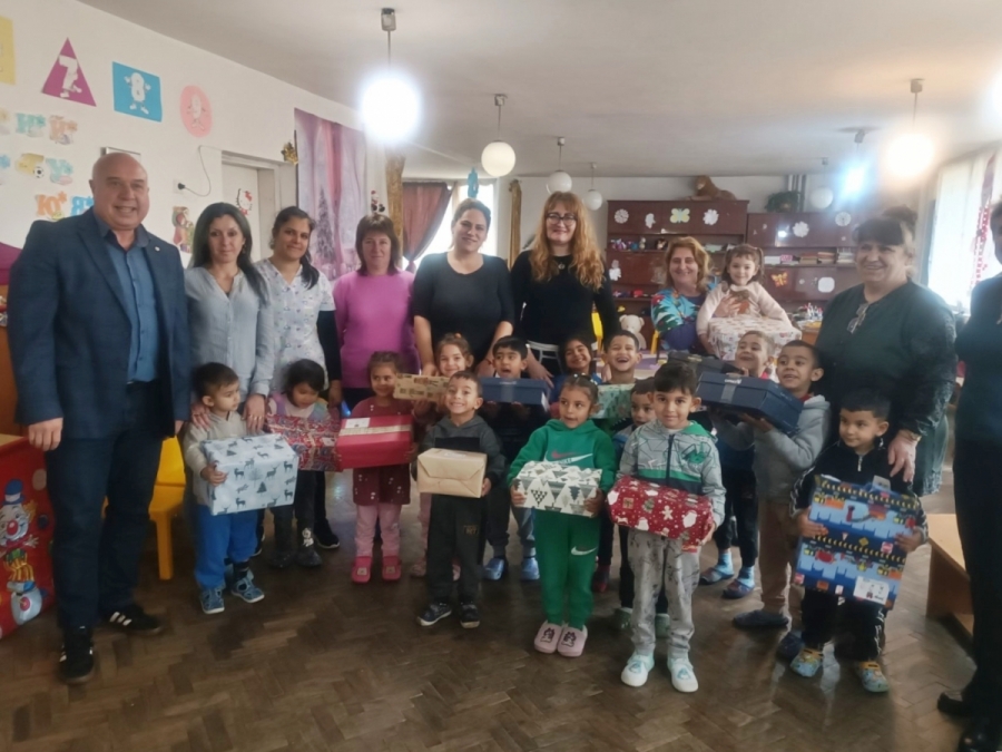 „Коледен конвой“ зарадва деца от Вършец с подаръци